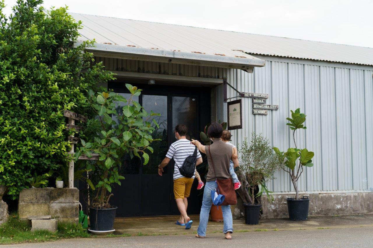パリキッチンに入店するタサン志麻さんファミリー