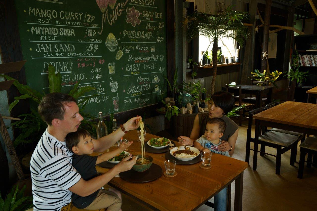 料理を食べるタサン志麻さんファミリー