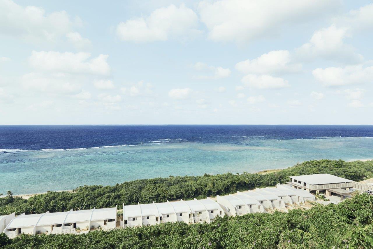 美しい海と白浜、青々とした原生林の間に佇むリゾートホテルの様子