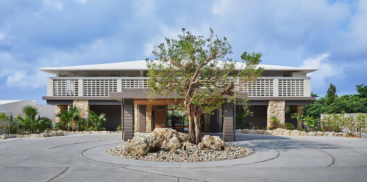 ガジュマルが鎮座するフロント棟の様子