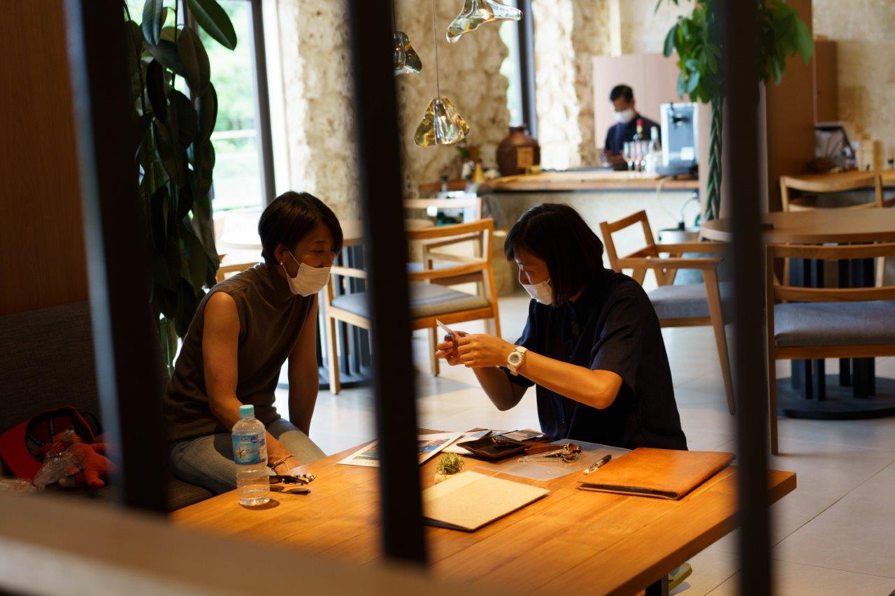 チェックインするタサン志麻さん