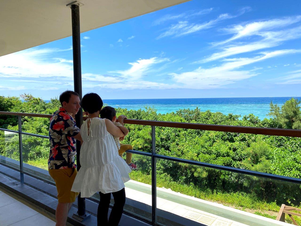 部屋から見るオーシャンビューとそれを楽しむタサン志麻さんファミリー
