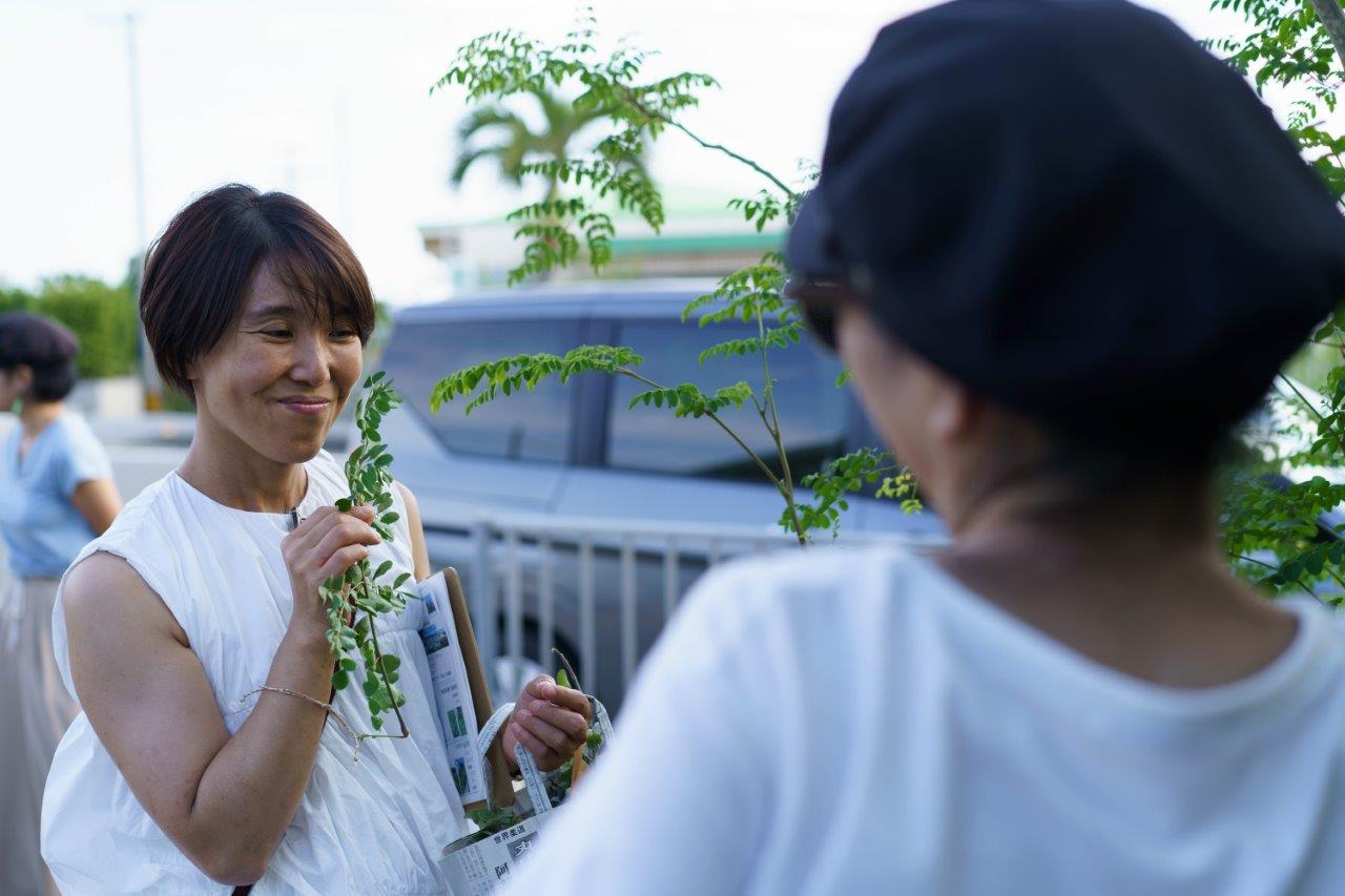 薬草の香りをかぐタサン志麻さん