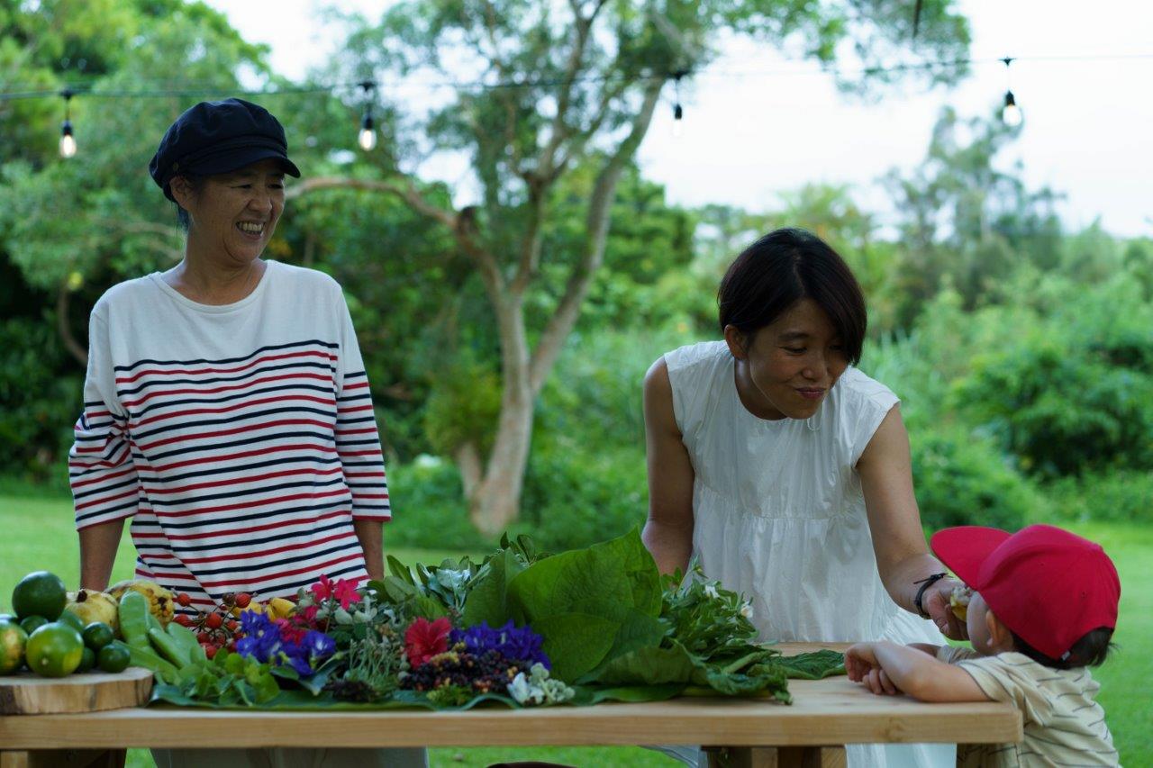 島バナナとつまみ食いするタサン志麻さんの息子