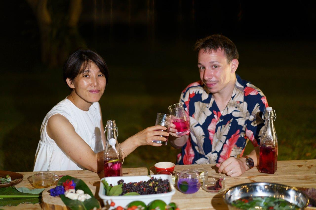 乾杯するタサン志麻さん夫妻