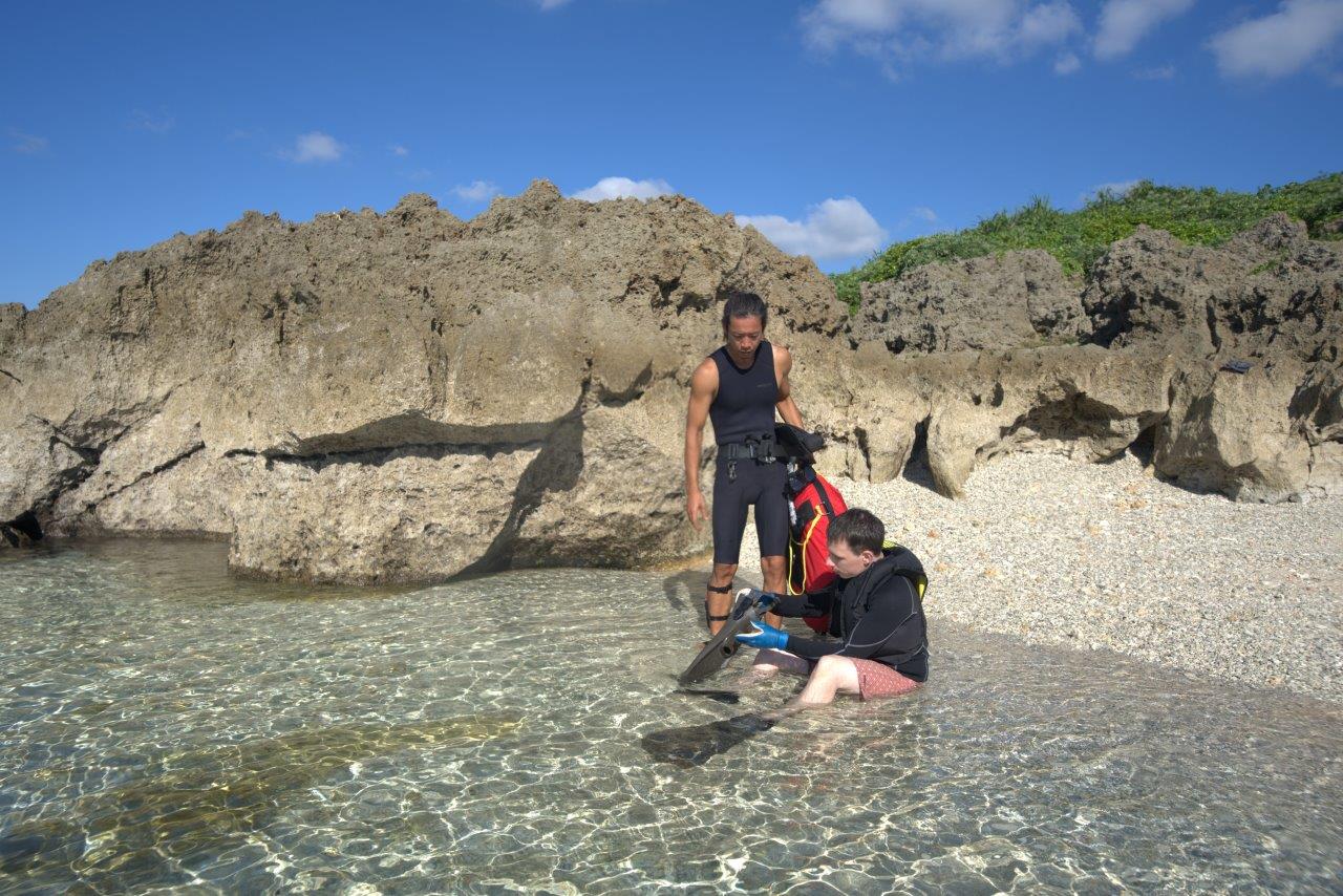 海に入る準備をするロマンさん