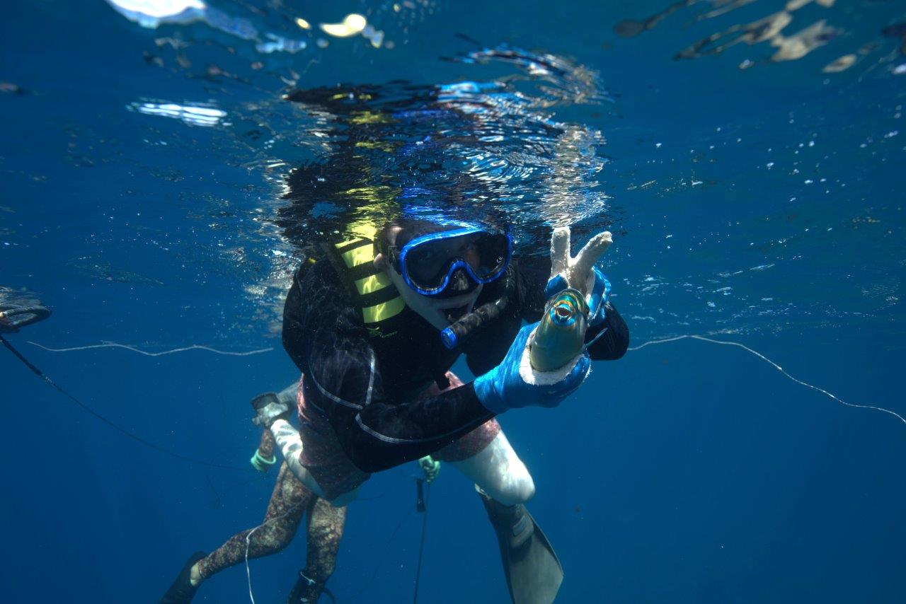 イラブチャーを捕まえピースするロマンさん