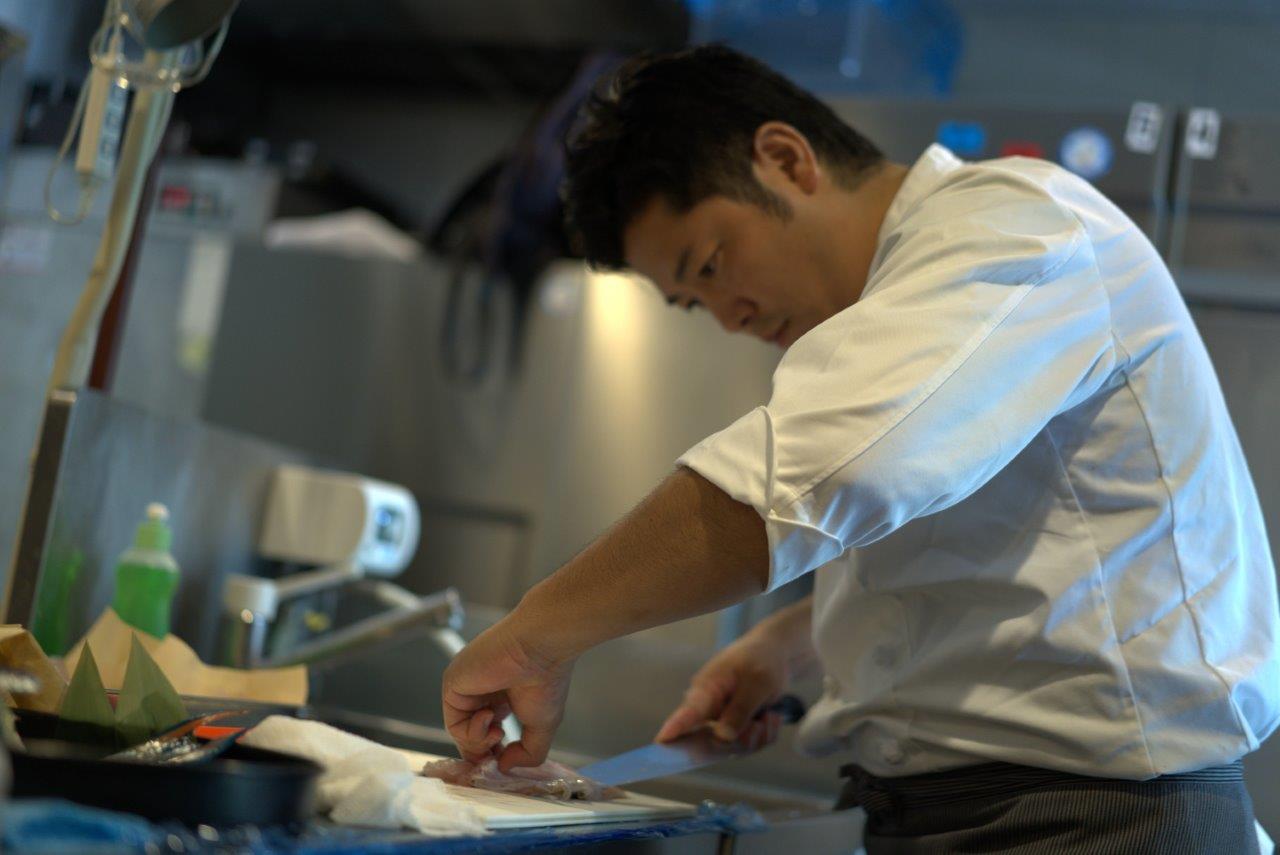 魚を料理する土橋さん