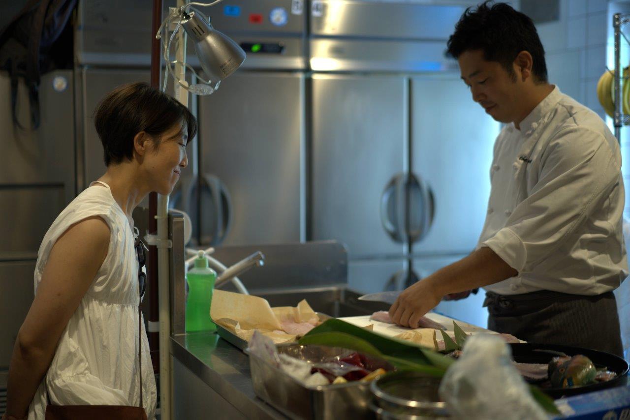 調理の様子を見るタサン志麻さん