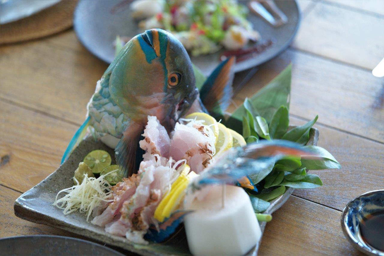 獲ったばかりの魚をお刺身に