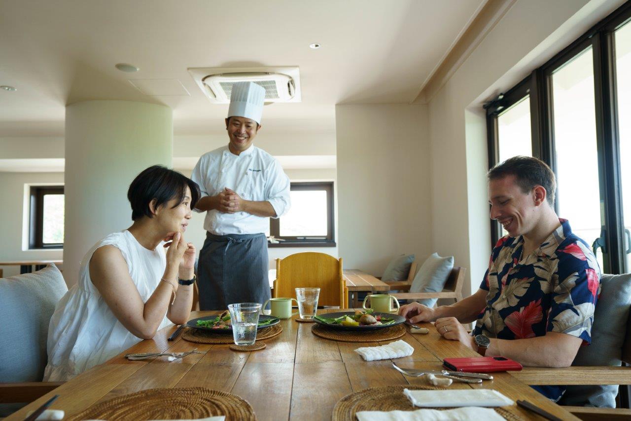料理に舌鼓をする志麻さん夫妻
