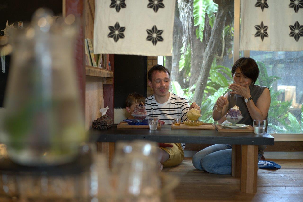 かき氷を食べるタサン志麻さんファミリー