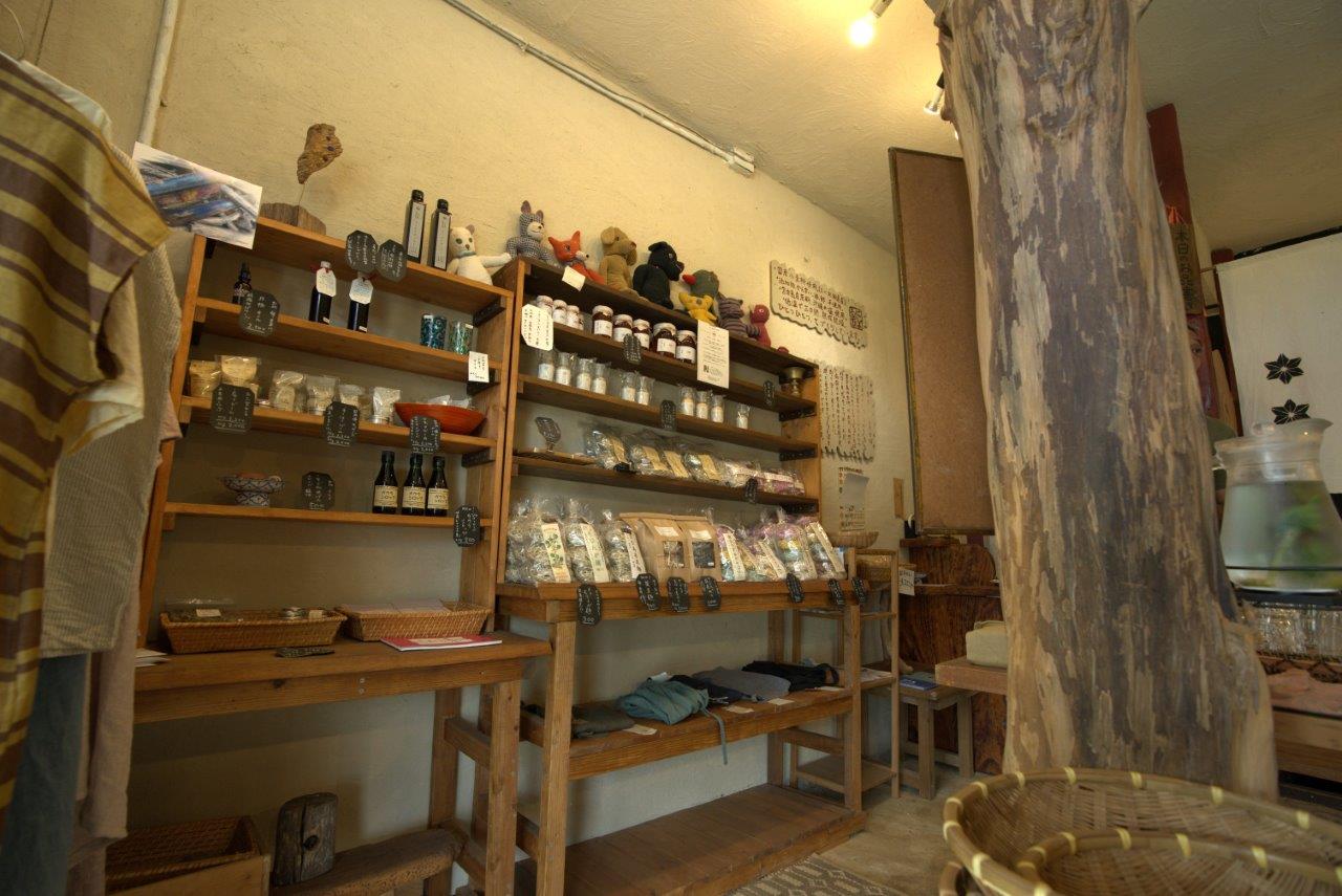 ハンドメイド雑貨を販売している様子