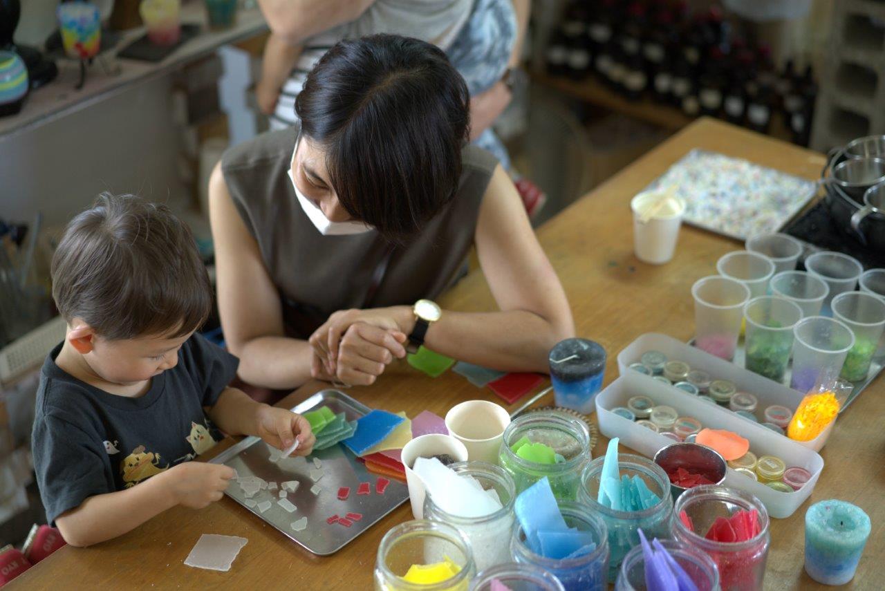 キャンドルワークショップを楽しむタサン志麻さんと息子さん
