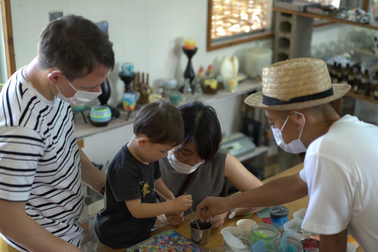 ロウを混ぜる息子さんとその様子を見守るタサン志麻さん夫妻