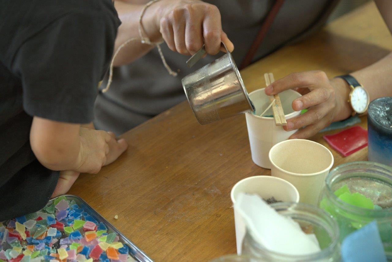 紙コップの中に、溶かしたロウを注ぐ様子