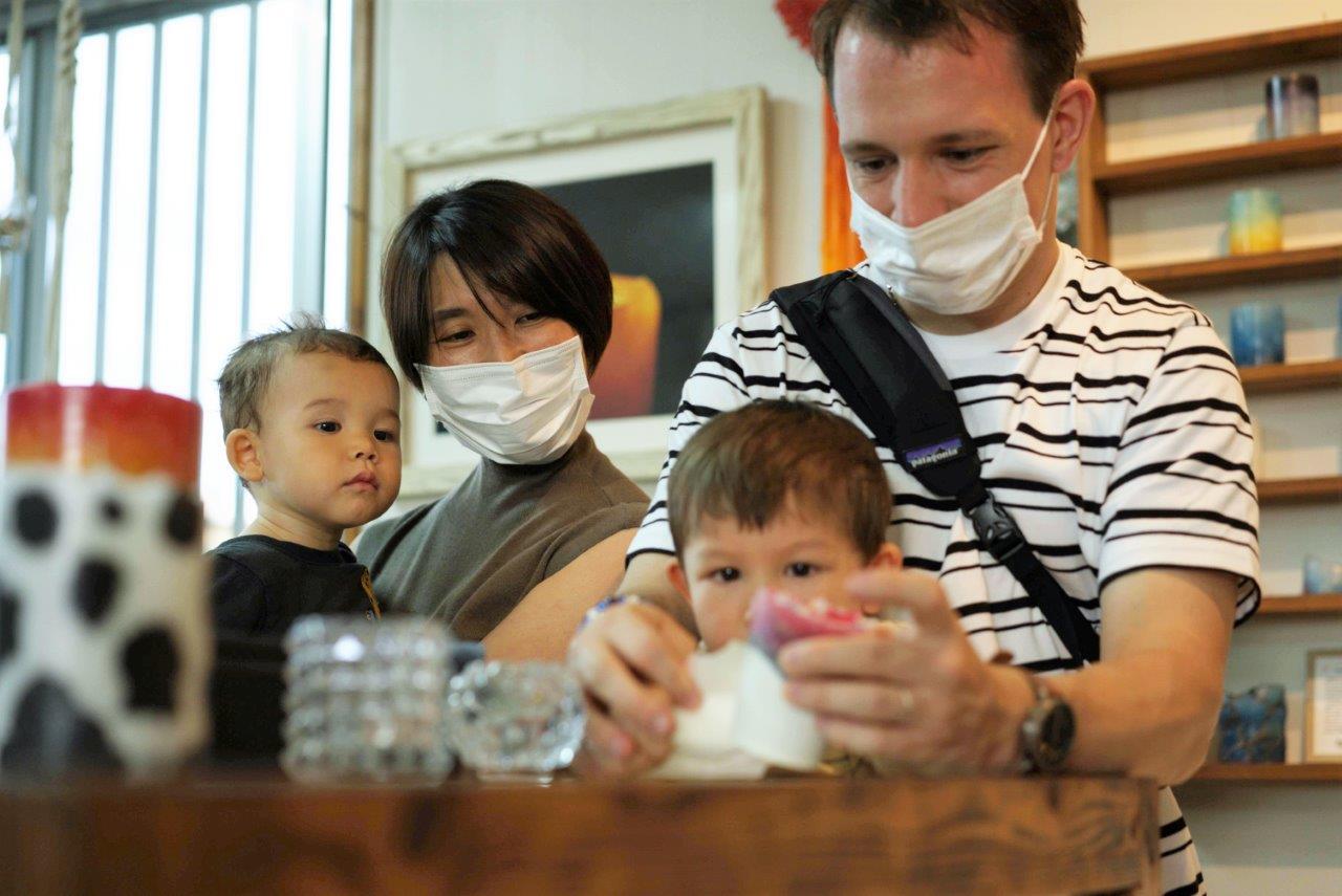 紙コップをドキドキしながら破く息子さんとそれを見守るタサン志麻さん夫妻