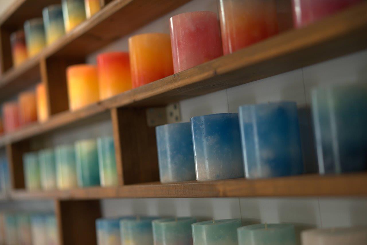 岩切泰輔さん手作りの鮮やかなキャンドルが並んでいる様子