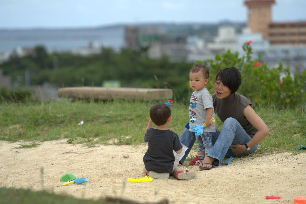 砂場で遊ぶタサン志麻さんのファミリー