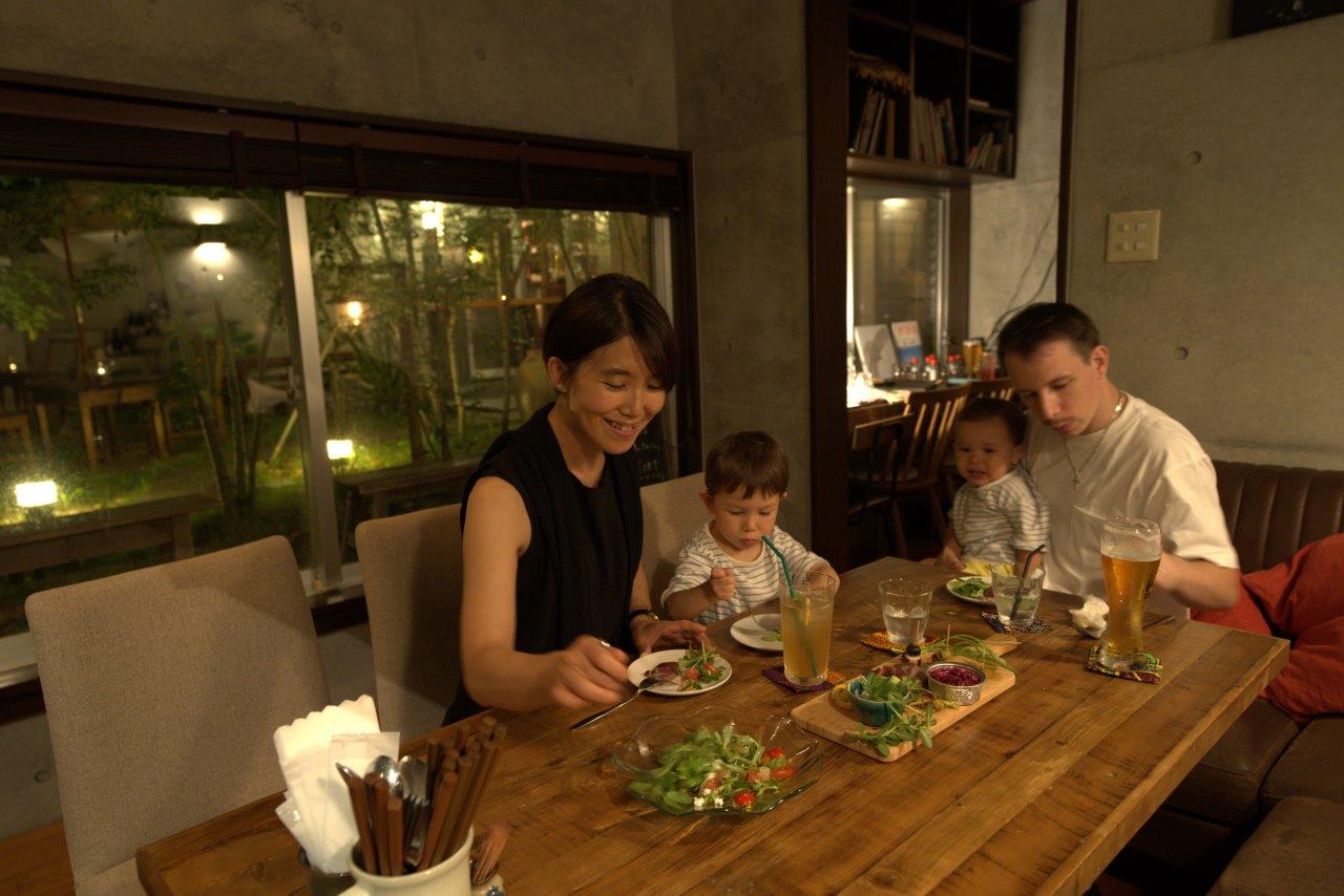 料理を楽しむタサン志麻さんファミリー