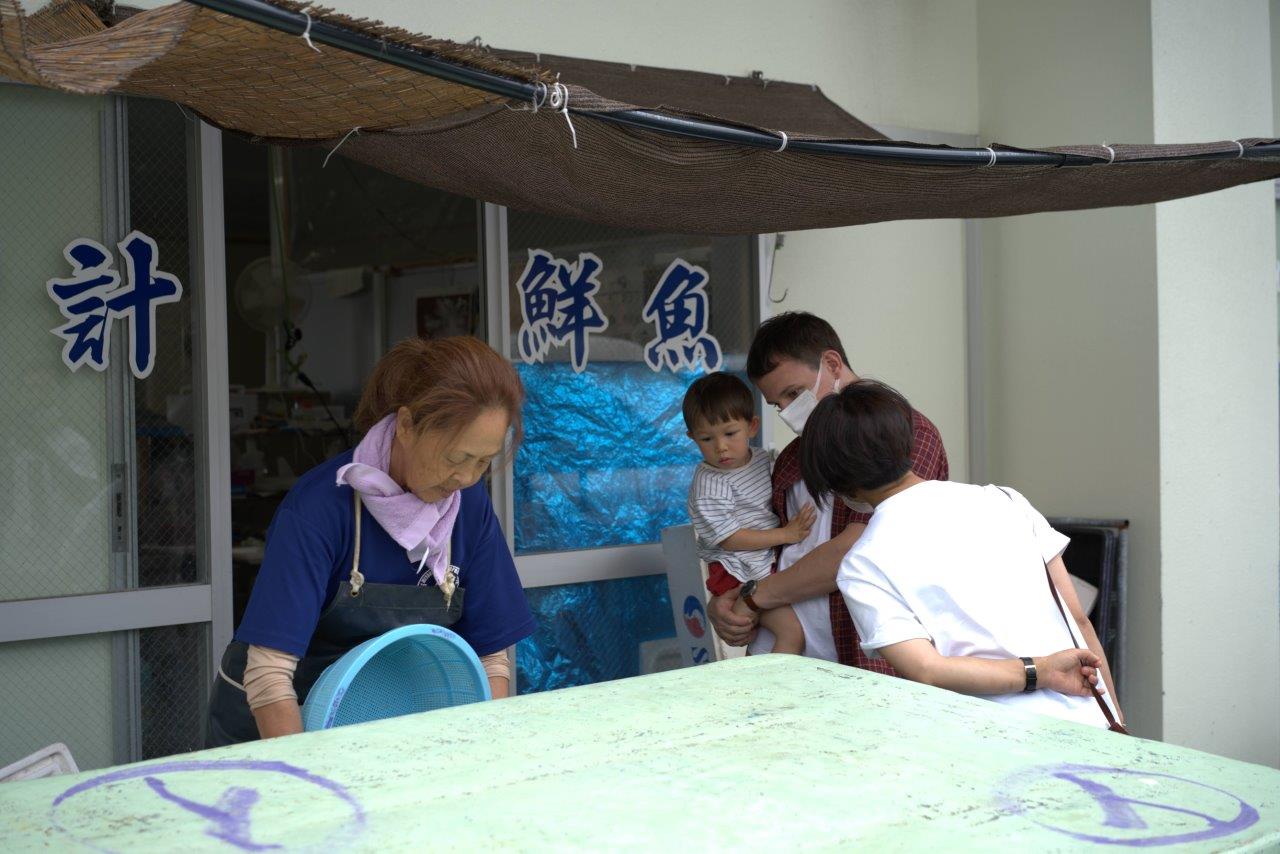 クーラーボックスを開けてくれるおばさん