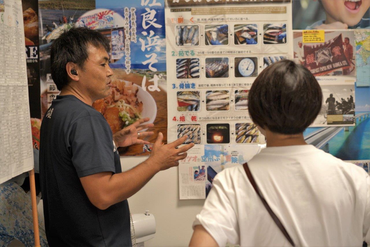 なまり節の製法について説明をしてくれる店主とそれを聞くタサン志麻さん