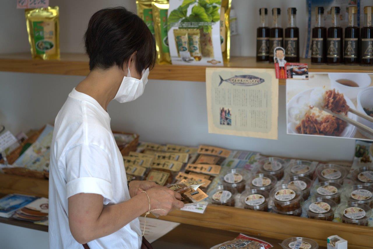 購入するなまり節を選ぶタサン志麻さん