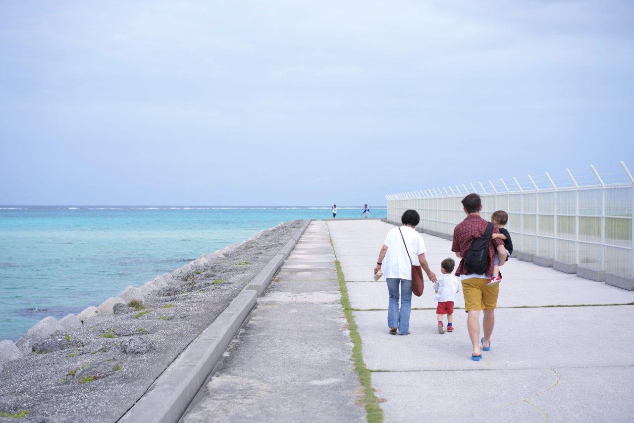 17エンドを歩くタサン志麻さんファミリー