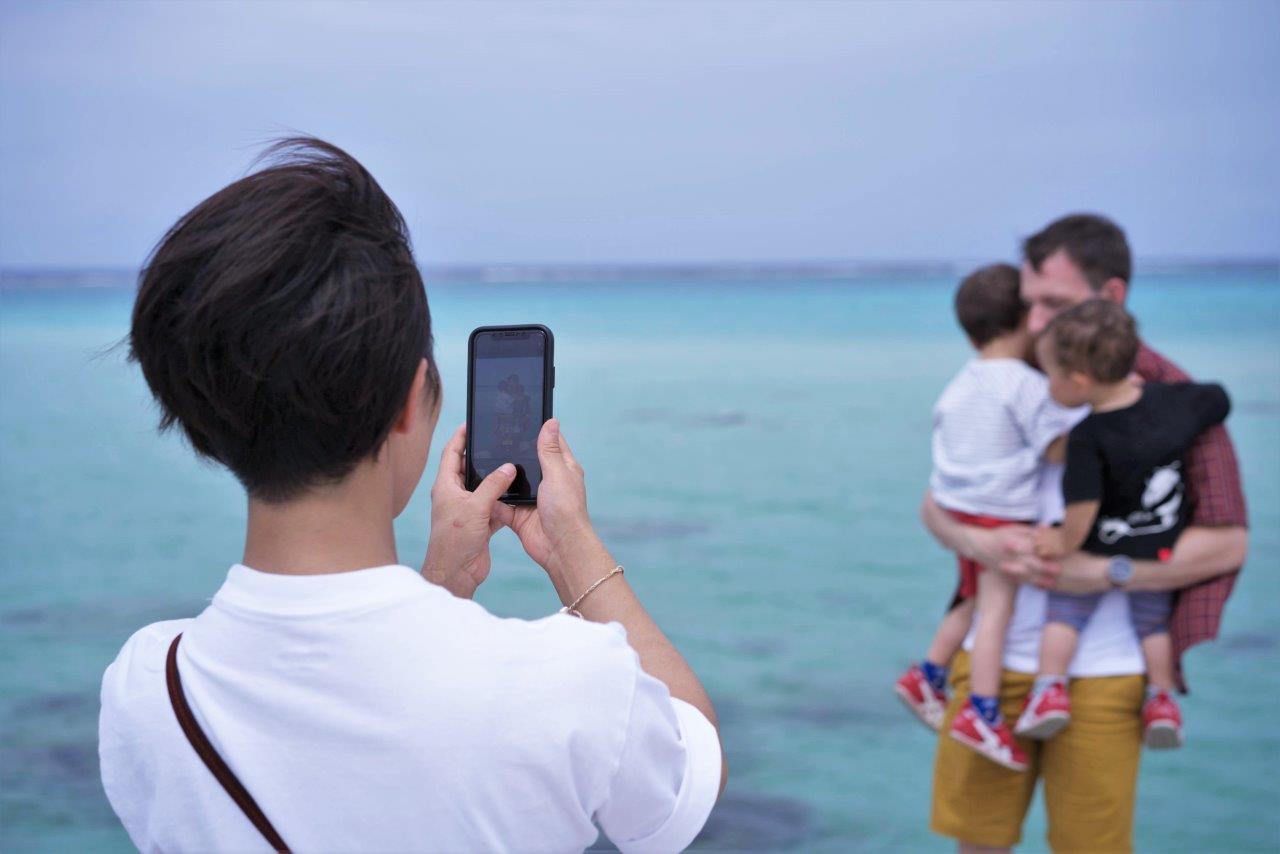 写真を撮るタサン志麻さん