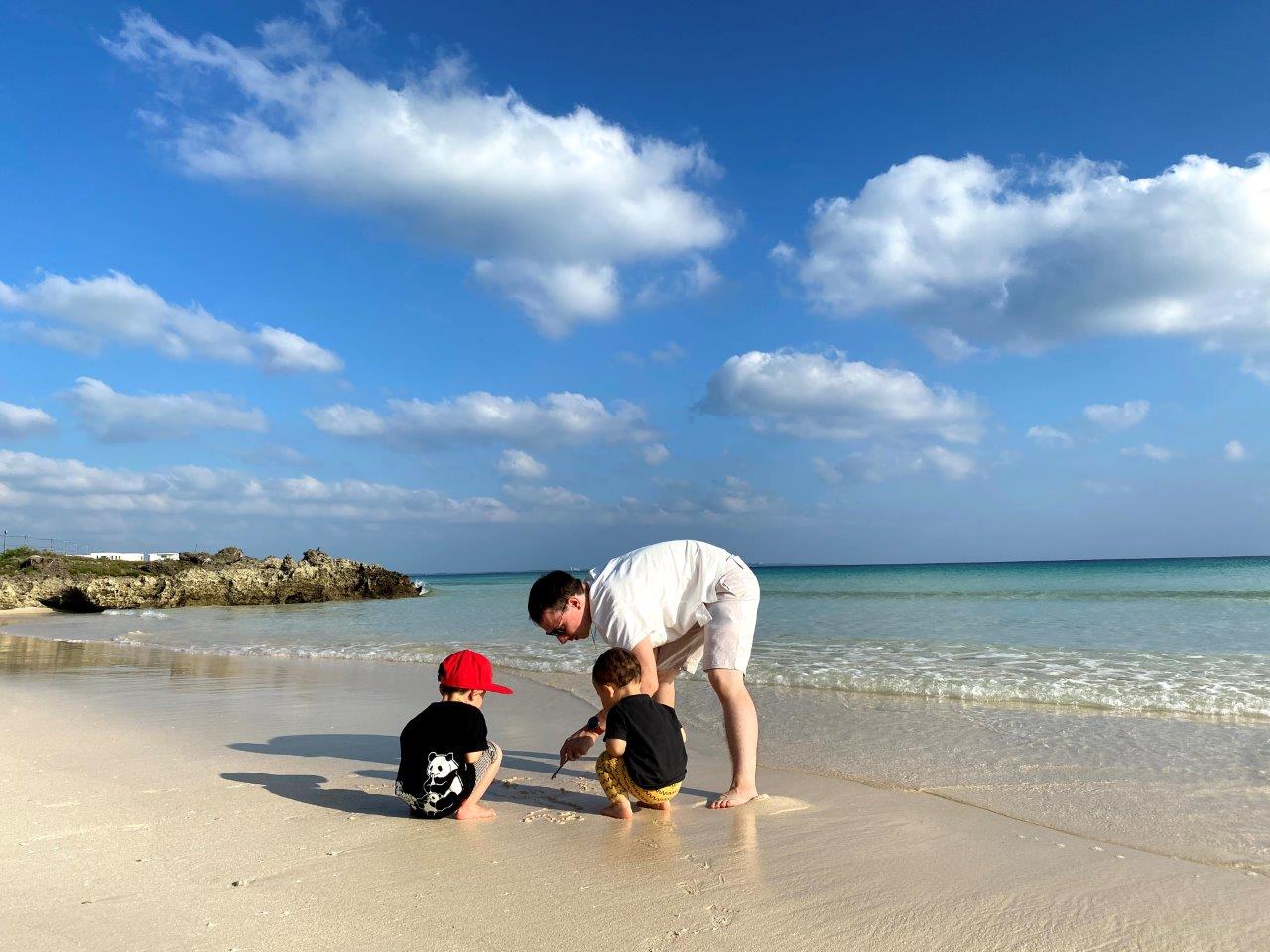 水遊びをするロマンさんと子供たち