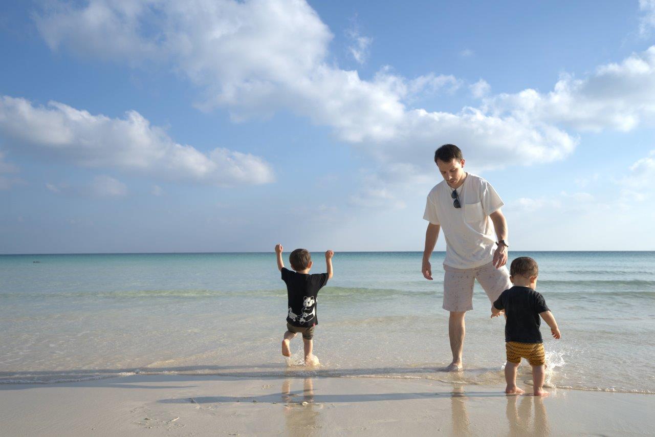 波打ち際で喜ぶ子供たち