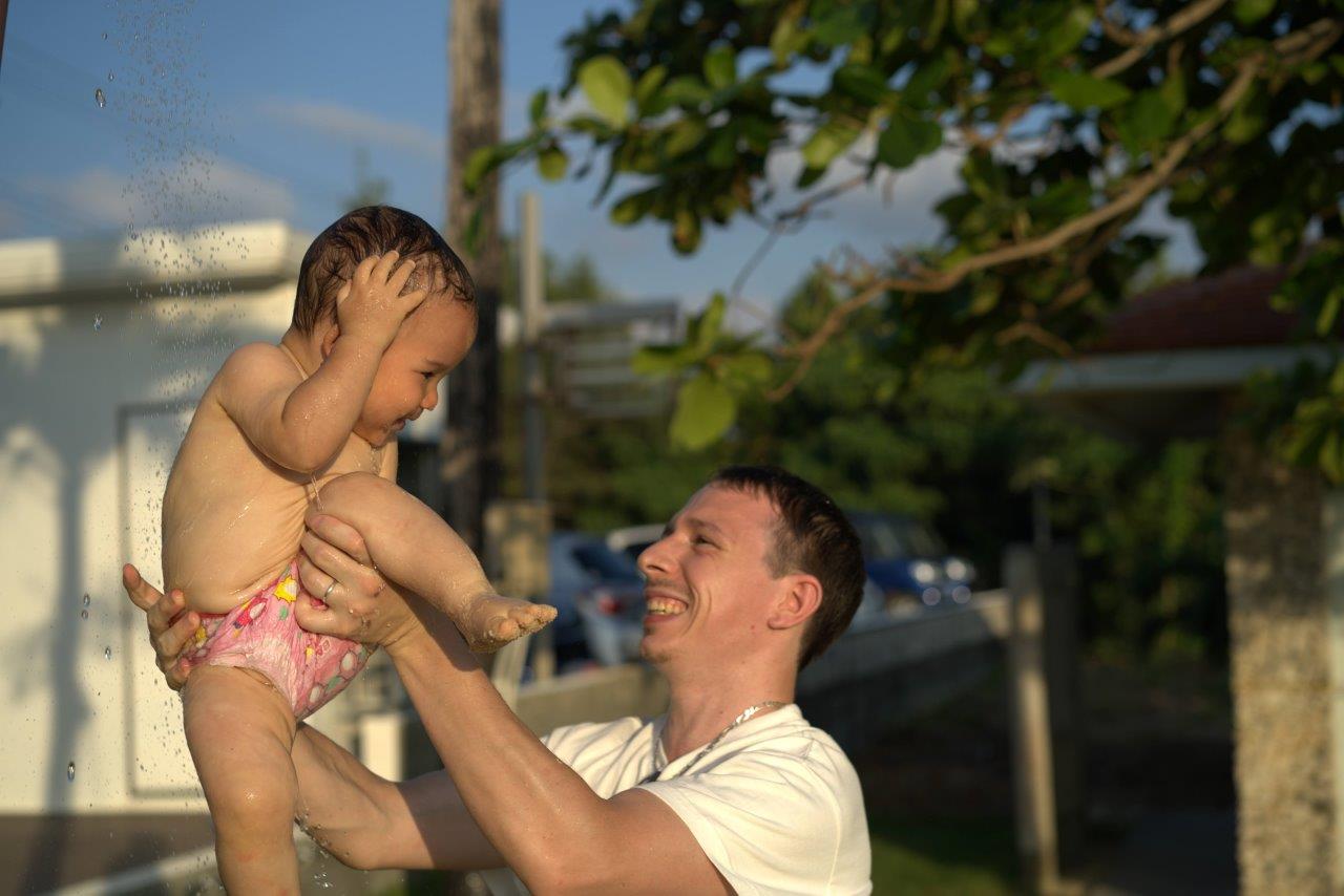 シャワーを浴びる息子