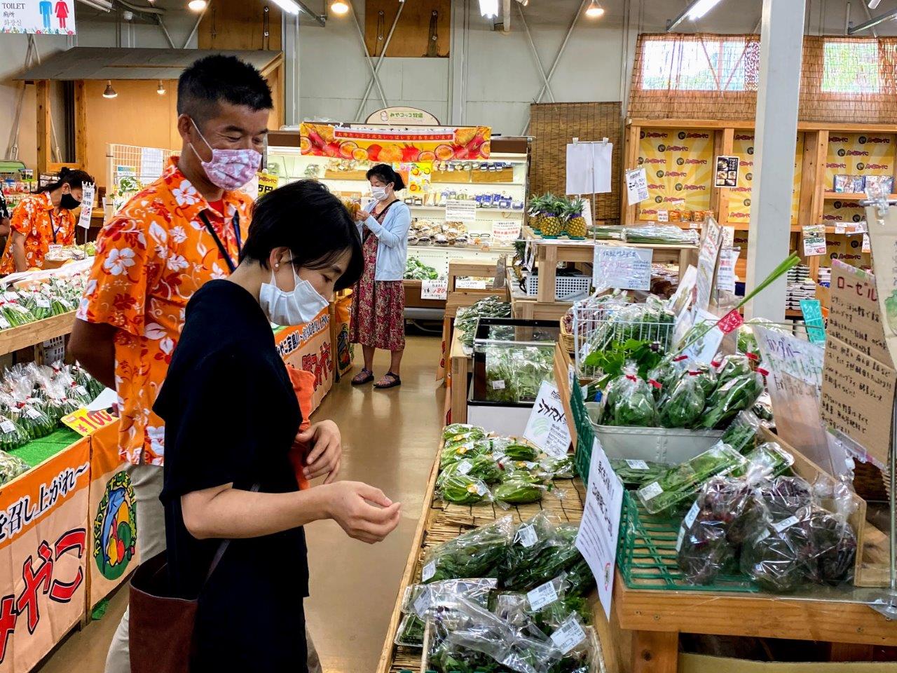 島の駅 みやこでお土産をみるタサン志麻さん