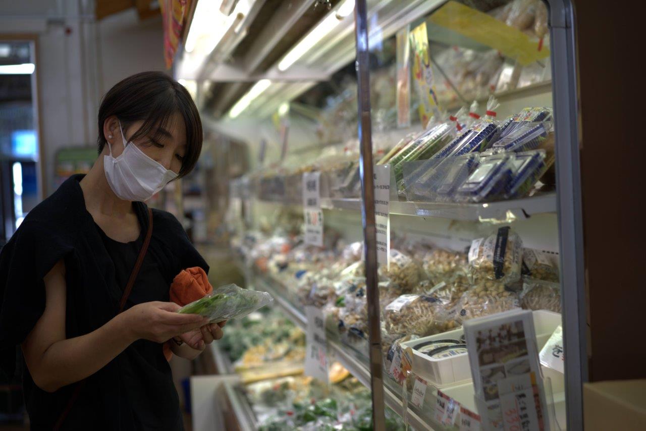 珍しい島食材をみるタサン志麻さん