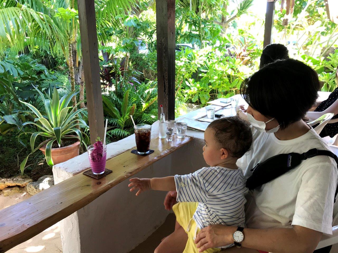 PANIPANIで飲み物を飲むタサン志麻さん