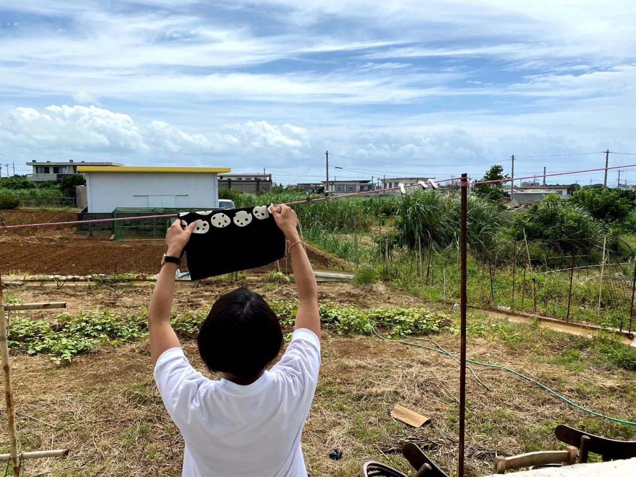 タオルを干すタサン志麻さん
